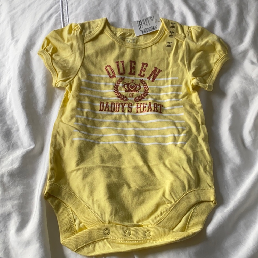 Yellow baby girls 18-24M onesie “queen of daddy’s heart” graphic print